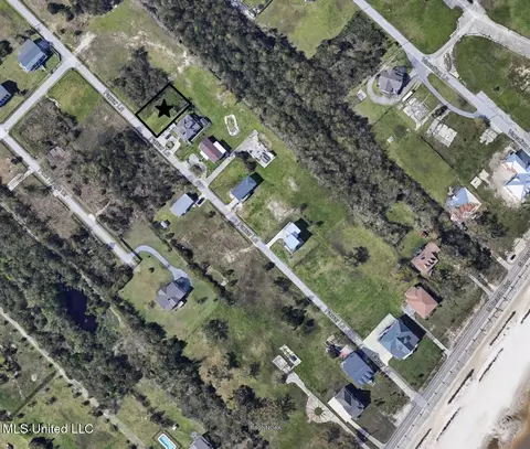 136 Farrar Ln, Waveland, MS 39576