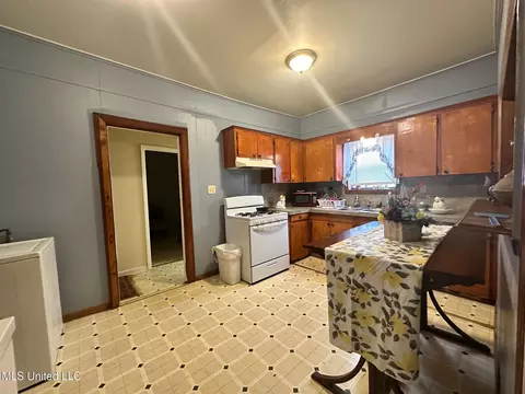 Kitchen - 7 Junkin St, Natchez, MS 39120 photo 1 of 3