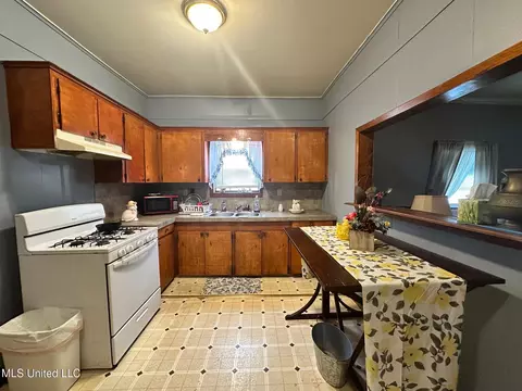 Kitchen - 7 Junkin St, Natchez, MS 39120 photo 3 of 3