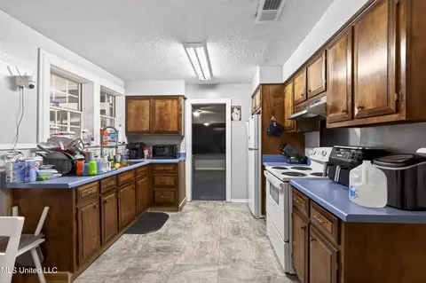Kitchen - 7621 Elder Ferry Rd, Moss Point, MS 39563 photo 1 of 2