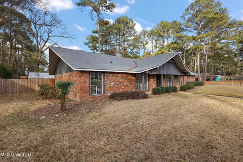 5276 Saratoga Dr, Jackson, MS 39211 photo 2