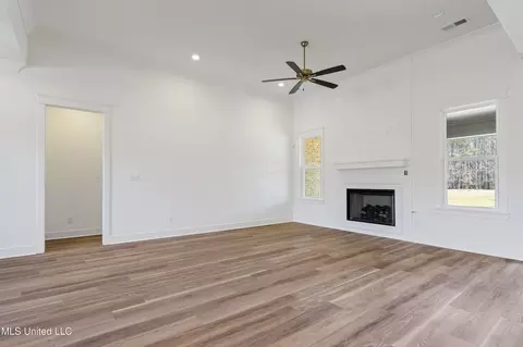 Living - 5064 Sophia Ln, Hernando, MS 38632 photo 2 of 3