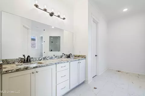 Bath - 5064 Sophia Ln, Hernando, MS 38632 photo 2 of 4