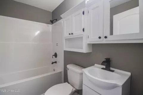 Bath - 5137 Bay Ave, Moss Point, MS 39563 photo 1 of 3