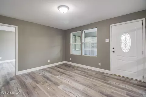 Living - 5137 Bay Ave, Moss Point, MS 39563 photo 3 of 6