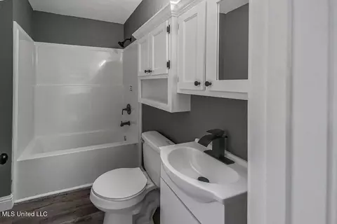 Bath - 5137 Bay Ave, Moss Point, MS 39563 photo 2 of 3