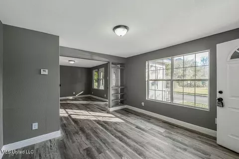 Living - 5137 Bay Ave, Moss Point, MS 39563 photo 4 of 6