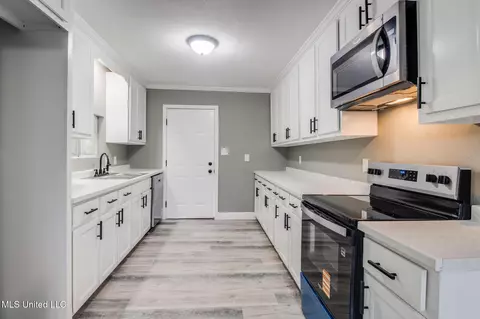 Entry Way - 5137 Bay Ave, Moss Point, MS 39563 photo 1 of 5