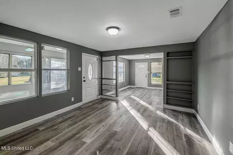 Living - 5137 Bay Ave, Moss Point, MS 39563 photo 2 of 6