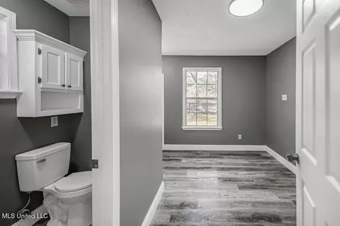 Entry Way - 5137 Bay Ave, Moss Point, MS 39563 photo 4 of 5