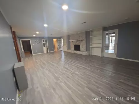 Living - 43 Melanie Rd, Natchez, MS 39120 photo 2 of 5