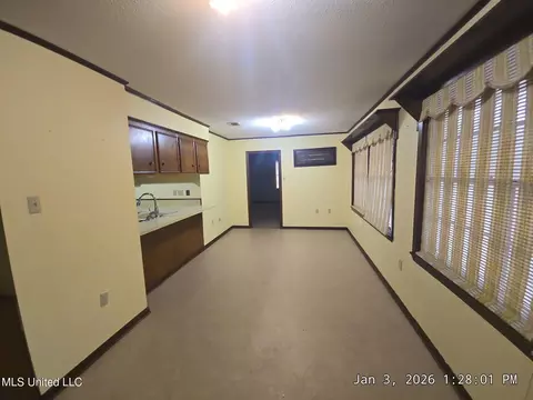 Living - 43 Melanie Rd, Natchez, MS 39120 photo 4 of 5