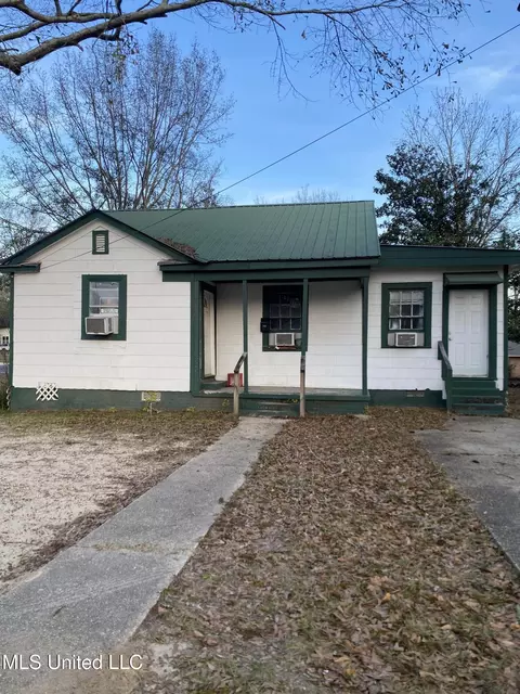 704 Woodland Ct, Hattiesburg, MS 39401