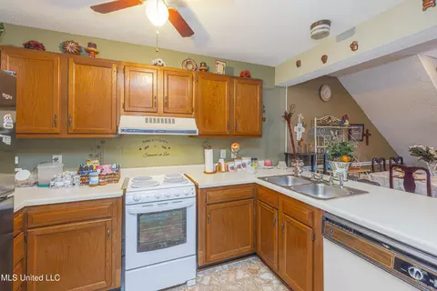 Kitchen - 4 River Oaks Pl #A, Jackson, MS 39211 photo 1 of 3