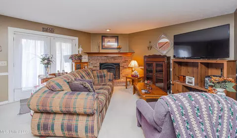 Living - 4 River Oaks Pl #A, Jackson, MS 39211 photo 1 of 2