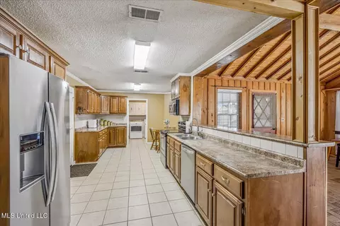 Kitchen - 4609 Big Horn Dr, Nesbit, MS 38651 photo 1 of 2