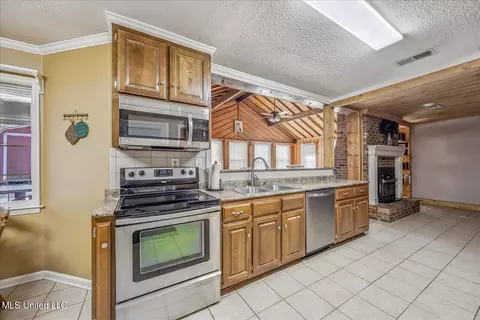 Kitchen - 4609 Big Horn Dr, Nesbit, MS 38651 photo 2 of 2