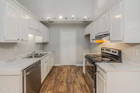 Kitchen - 349 Audubon Cir, Brandon, MS 39047 photo 1 of 2