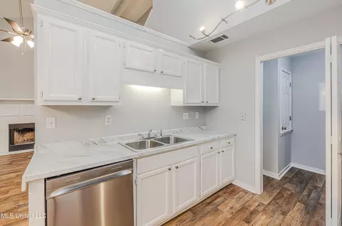 Kitchen - 349 Audubon Cir, Brandon, MS 39047 photo 2 of 2