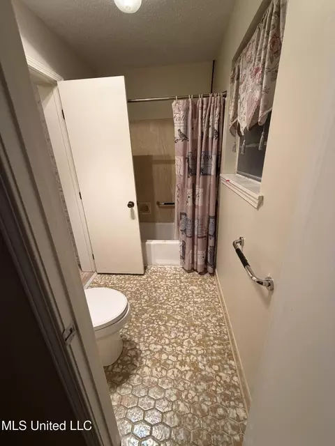 Bath - 9 Janice Cir, Natchez, MS 39120 photo 2 of 4