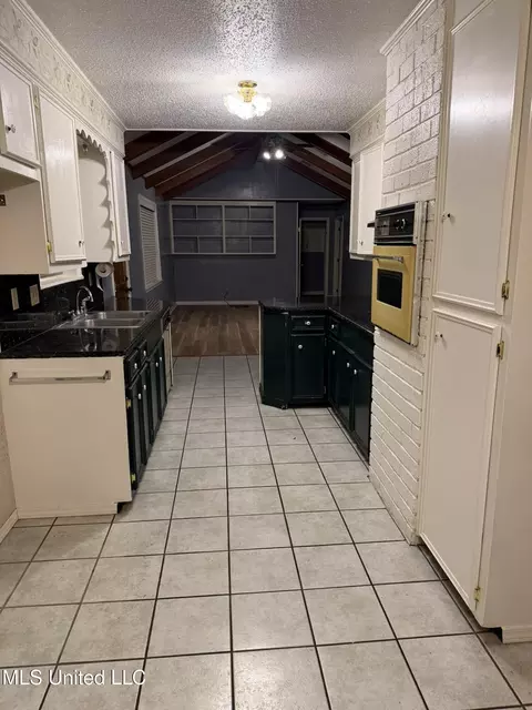 Kitchen - 9 Janice Cir, Natchez, MS 39120 photo 2 of 2
