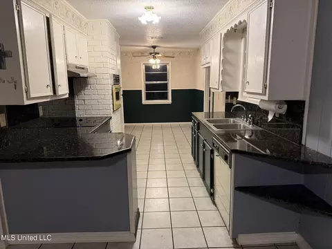 Kitchen - 9 Janice Cir, Natchez, MS 39120 photo 1 of 2