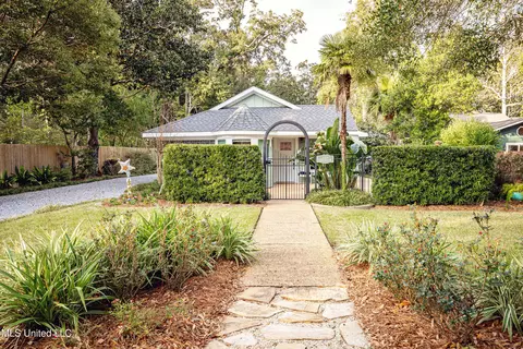 703 Mosley St, Ocean Springs, MS 39564