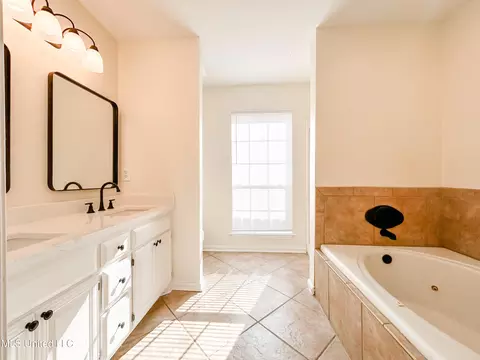 Bath - 431 Hemlock Dr, Flowood, MS 39232 photo 3 of 5