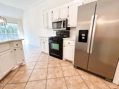 Kitchen - 431 Hemlock Dr, Flowood, MS 39232 photo 3 of 5