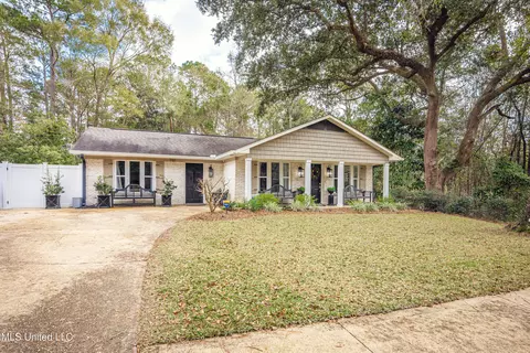 701 Pine Hills Rd, Ocean Springs, MS 39564