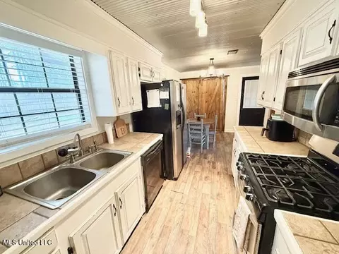 Kitchen - 2003 NW Zetus Rd, Brookhaven, MS 39601 photo 2 of 4