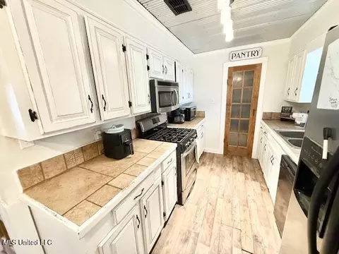 Kitchen - 2003 NW Zetus Rd, Brookhaven, MS 39601 photo 3 of 4