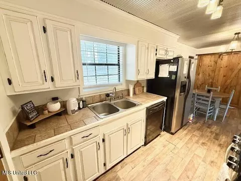 Kitchen - 2003 NW Zetus Rd, Brookhaven, MS 39601 photo 4 of 4