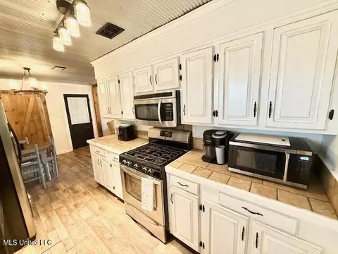 Kitchen - 2003 NW Zetus Rd, Brookhaven, MS 39601 photo 1 of 4