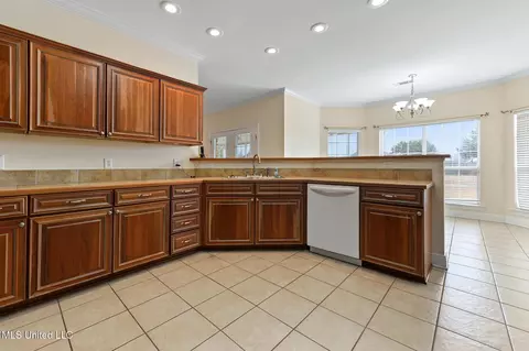 Kitchen - 49 Apache Dr, Picayune, MS 39466 photo 2 of 3