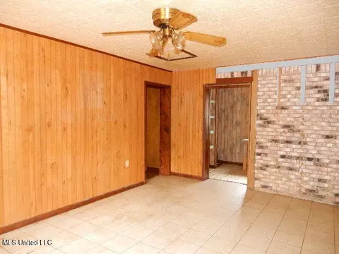 Living - 75 L G Collins Rd, State Line, MS 39362 photo 4 of 6