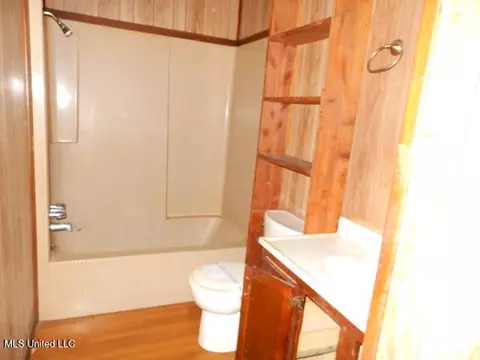 Bath - 75 L G Collins Rd, State Line, MS 39362 photo 3 of 5