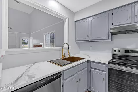 Kitchen - 6931 Maury Dr, Olive Branch, MS 38654 photo 6 of 7