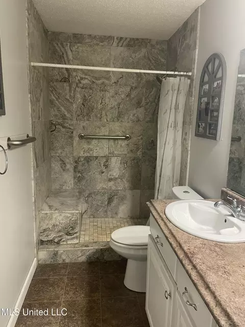Bath - 901 Parkway Dr, Wiggins, MS 39577 photo 1 of 2