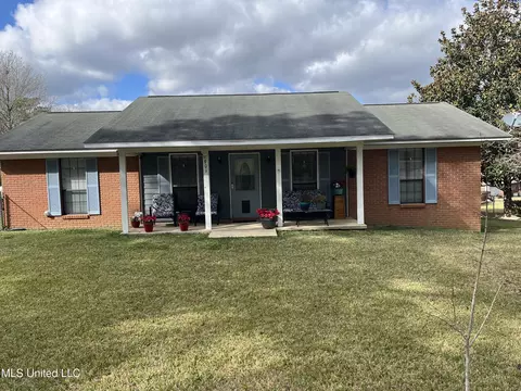 901 Parkway Dr, Wiggins, MS 39577