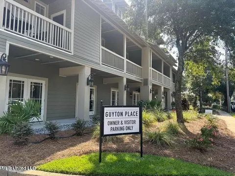 922 Porter Ave #212, Ocean Springs, MS 39564