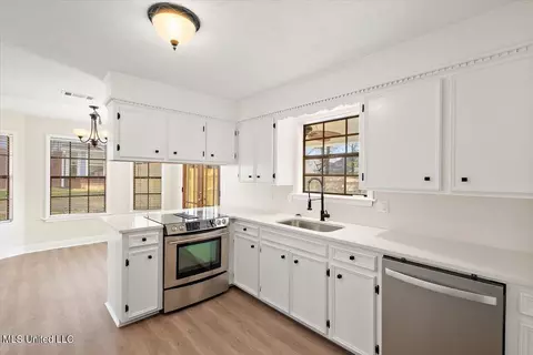 Kitchen - 301 Camelia Trl, Brandon, MS 39047 photo 2 of 2