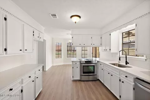 Kitchen - 301 Camelia Trl, Brandon, MS 39047 photo 1 of 2