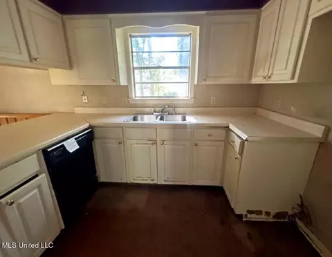 Kitchen - 1237 Springdale Dr, Jackson, MS 39211 photo 2 of 3
