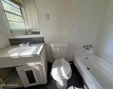 Bath - 1237 Springdale Dr, Jackson, MS 39211 photo 2 of 2