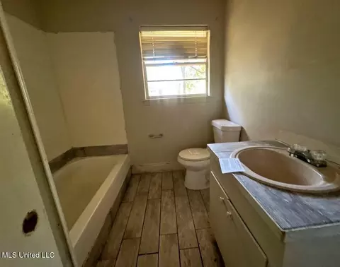 Bath - 1237 Springdale Dr, Jackson, MS 39211 photo 1 of 2