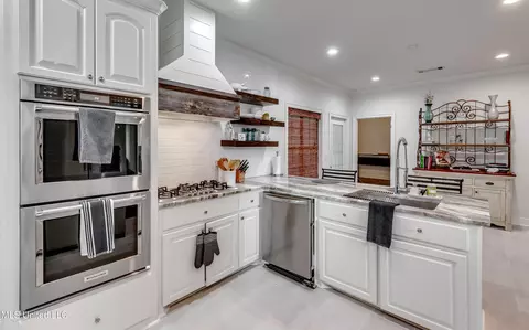 Kitchen - 708 Oak Trl, Canton, MS 39046 photo 6 of 8