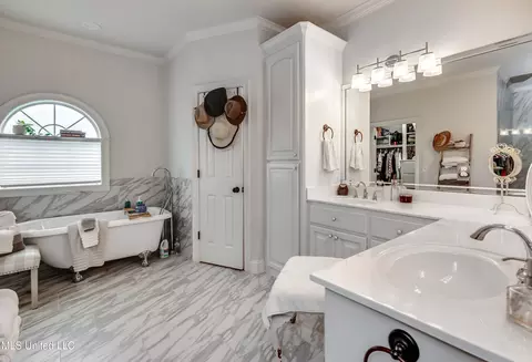 Bath - 708 Oak Trl, Canton, MS 39046 photo 4 of 8