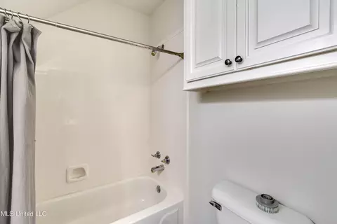 Bath - 708 Oak Trl, Canton, MS 39046 photo 5 of 8