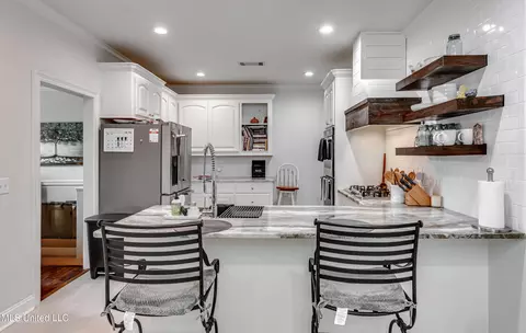 Kitchen - 708 Oak Trl, Canton, MS 39046 photo 5 of 8